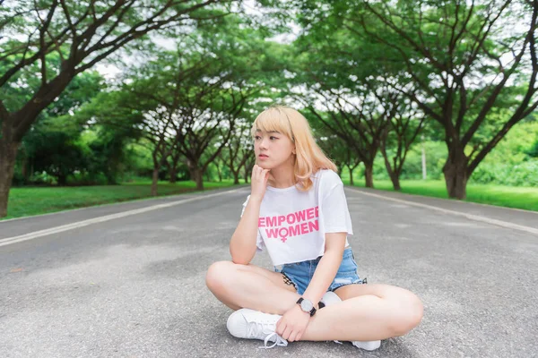 Retrato Chica Joven Asiática Sentada Carretera Los Árboles Del Túnel —  Fotos de Stock