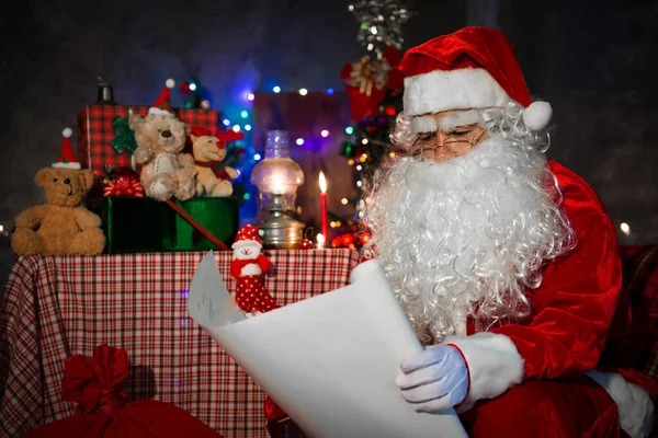 Santa Claus Leyó Periódico Por Noche Casa Luz Del Libro —  Fotos de Stock
