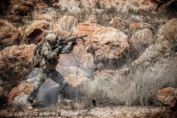 砂漠での戦争に特殊部隊の兵士 タイ人 陸軍兵士前線をパトロール 敵との戦い — ストック写真