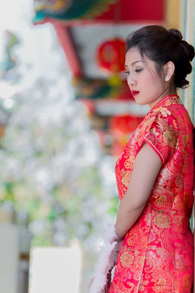 Портрет Красивої Азійської Жінки Чонссам Сукні Таїланд Китайською Новорічною Концепцією — стокове фото