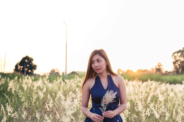 Porträt Der Schönen Thailändischen Mädchen Auf Dem Blumenfeld — Stockfoto