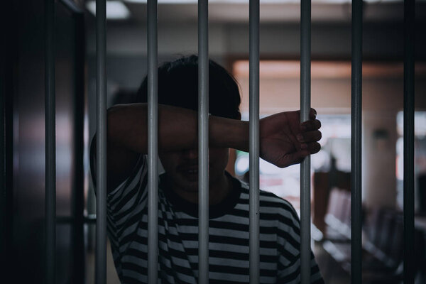 Руки людей, отчаянно пытающихся поймать железную тюрьму, концепцию заключенных, темный тон
