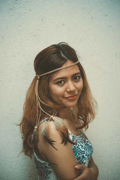 Retrato Ásia Boêmio Menina Branco Parede Vintage Estilo — Fotografia de Stock