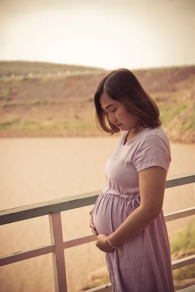 Una Donna Incinta Toccare Guardare Pancia Stile Vintage Tono Del — Foto Stock