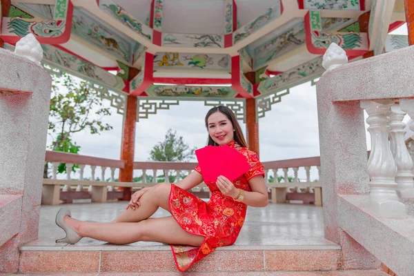 幸せな中国の新年 伝統的な清サムの服を着てアジアの女性の肖像画屋外 — ストック写真