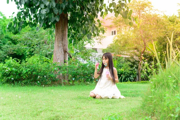 Carino Poco Asiatico Ragazza Giocare Con Sapone Bolle — Foto Stock