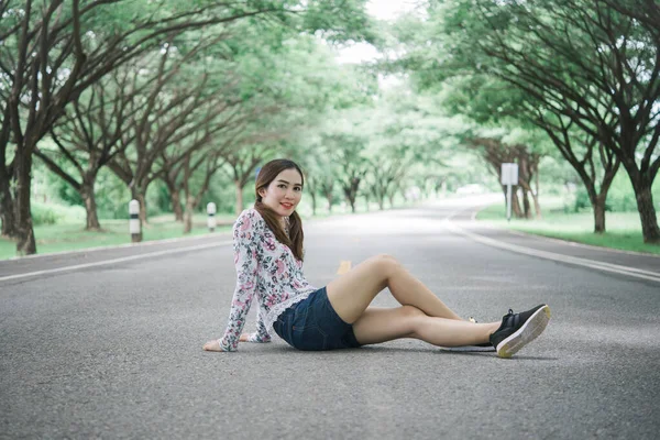 Retrato Hermosa Mujer Asiática Sentarse Carretera Bajo Los Árboles Del — Foto de Stock