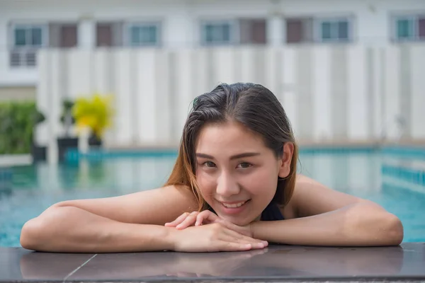 Retrato Asiático Sexy Mujer Nadando Piscina Tailandia Personas Relajarse Tiempo —  Fotos de Stock