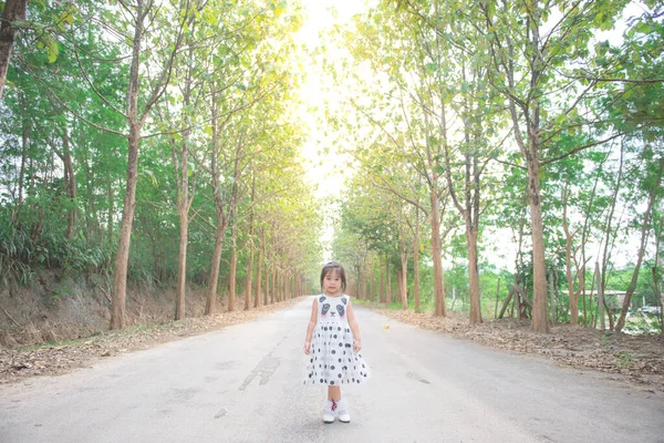 Κοντινό Πλάνο Ευαίσθητο Μικρό Χαριτωμένο Κορίτσι Στο Δρόμο Γύρω Πεύκα — Φωτογραφία Αρχείου