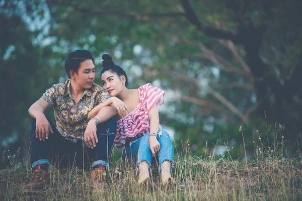 Imagem Casal Asiático Apaixonado Divertir Parque Conceito Pessoas Felizes — Fotografia de Stock