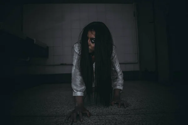 Porträt Einer Asiatischen Frau Make Geistergesicht Horrorszene Gruseligen Hintergrund Halloween — Stockfoto