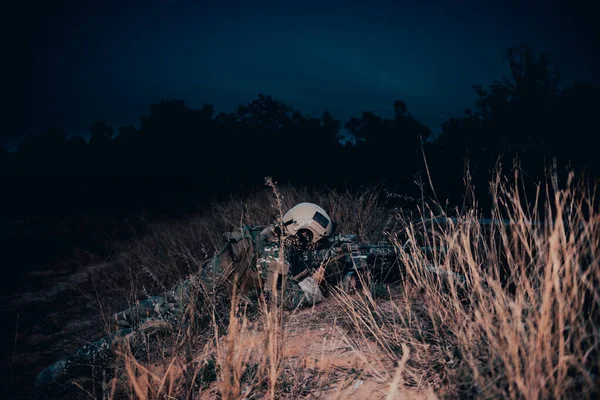 士兵在军事行动中以地堡式风格射击的肖像 日落时对敌人射击 黑暗的色调 — 图库照片