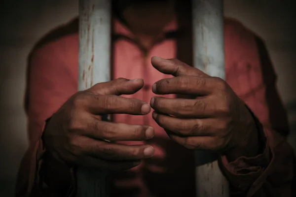 Руки Людей Отчаянно Пытающихся Поймать Железную Тюрьму Концепцию Заключенных Таиландцев — стоковое фото