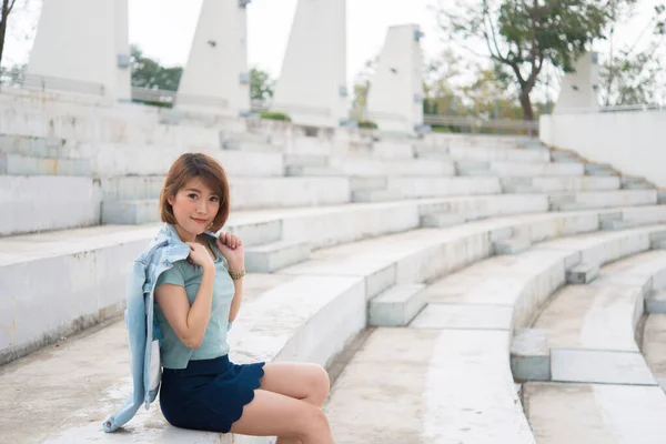 アジアのヒップスター女の子ポーズのために写真 ライフスタイルの現代女性 タイの人々でヒッピースタイル — ストック写真