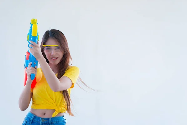 Mujer Asiática Con Agua Mano Sobre Fondo Blanco Festival Día — Foto de Stock