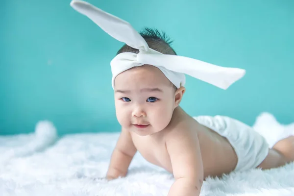 Pembe Elbiseli Şirin Asyalı Bebek Portresi Halı Yünü Mutlu Bebek — Stok fotoğraf