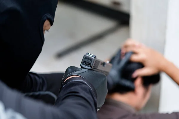 Los Criminales Usan Pistolas Apuntando Rehenes Enfoque Selectivo — Foto de Stock