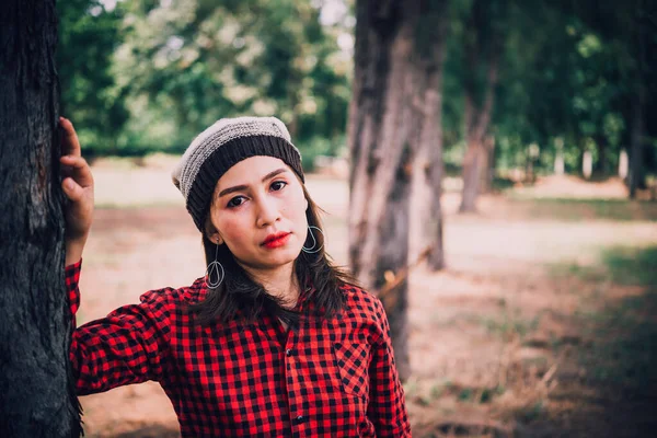 Porträt Asiatische Hipster Mädchen Auf Waldhintergrund — Stockfoto