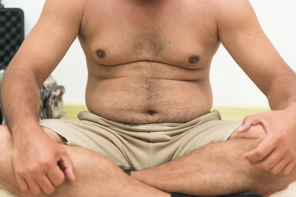 Przycięty Obraz Tłuszczu Człowieka Praktyki Jogi — Zdjęcie stockowe