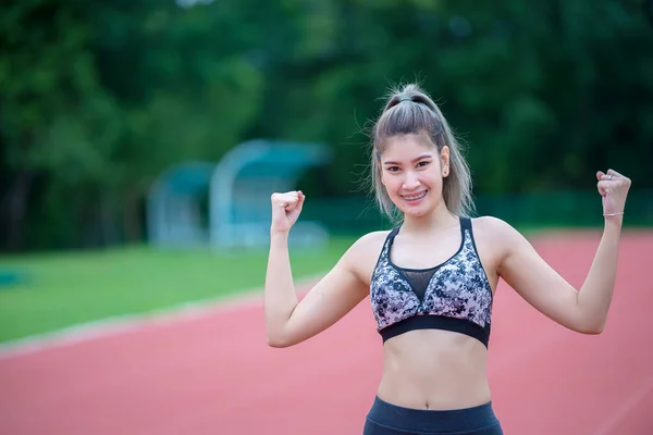 Sexy Vorbereitung Lief Zum Sieg Auf Der Bahn Einem Fußballfeld — Stockfoto