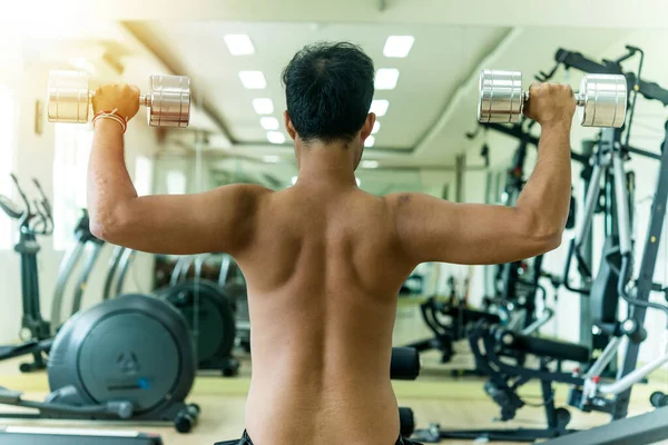 Man Training Fitnessclub Met Halters — Stockfoto