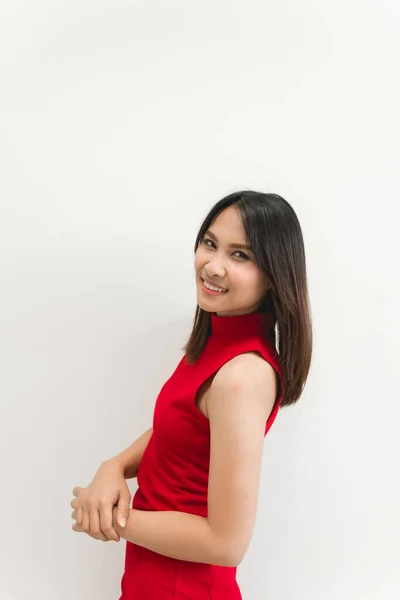 穿着红色衣服的美丽的亚洲女人摆出一副在白色背景上拍照的姿势 苗条的女孩带着微笑 — 图库照片