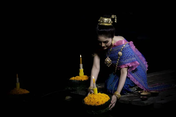 Retrato Hermosa Mujer Asiática Vestido Tailandés Tradicional Rezando Celebrar Kratong — Foto de Stock