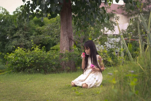 Χαριτωμένο Μικρό Ασιατικό Κορίτσι Παίζει Σαπουνόφουσκες — Φωτογραφία Αρχείου