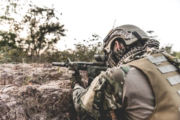 Vojáci Připravují Zaútočit Nepřítele Hoře Vojenský Válečném Konceptu — Stock fotografie