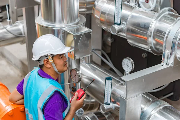 Aziatische Ingenieur Het Dragen Van Een Bril Werken Stookruimte Onderhoud — Stockfoto