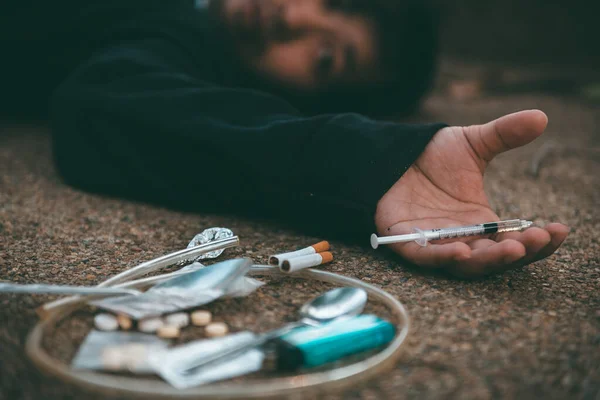 Hombre Asiático Usa Capucha Negra Drogadicto Desesperado Sobredosis Drogas Inconsciente — Foto de Stock