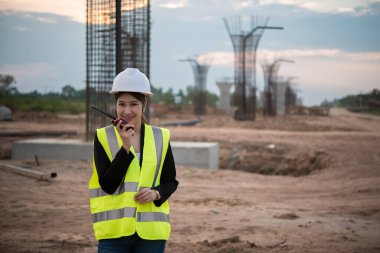 Köprü inşaatında çalışan mühendis kadın.