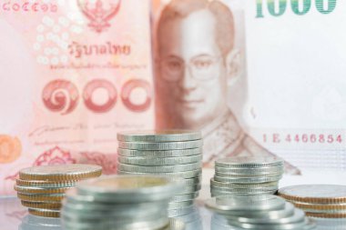 Tayland paraları, on banyo, yığın, kule, banknotlar Tayland arka planı, seçici odak