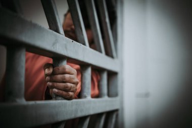 Demir hapishaneyi, esir konseptini, Tayland halkını, özgür olmayı umut eden suçluları yakalamak için çırpınan adamların elleri..