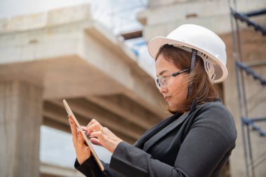 Köprü inşaatında çalışan mühendis kadın.