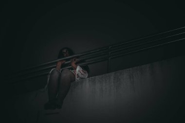 Asyalı kadın portresi hayalet yüzü, korku sahnesi, korkunç arka plan, Cadılar Bayramı posteri.