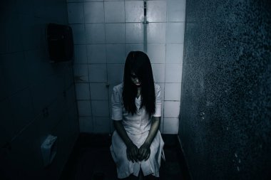 Asyalı kadın portresi kanla, korku sahnesiyle, korkunç geçmişiyle, Cadılar Bayramı posteriyle, Taylandlı insanlarla dolu.