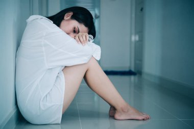 Asyalı kadın aşktan üzgün, erkek arkadaş stresi, kalp kırıcı kadın konsepti, Taylandlı insanlar yüzünden endişeli.