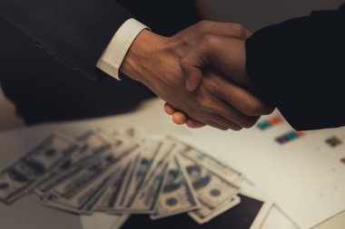 Asyalı iş adamları el sıkışıyor, toplantıyı bitiriyor, görev tamamlandı, iki iş adamı gelecekte iş birliği yapmak için el ele tutuşuyorlar.