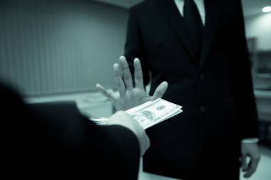 Patron tayfasına para ve ikramiye verdi. İki işadamı iş yapmak için bir araya geldi. Yolsuzluk kavramı yok, kirli para almayın..