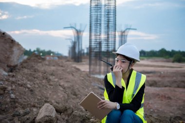 Köprü inşaatında çalışan mühendis kadın.