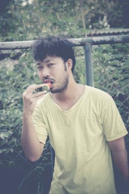 Bıyıklı çılgın adamlar karabatak, karanlık ton, klasik, düşük ışık, sade anahtar yerler.