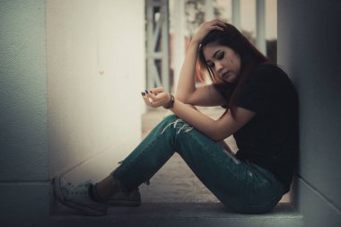 Asyalı kadın aşktan üzgün sigara içiyor çünkü erkek arkadaş stresi, kalp kırıklığı kadın konsepti...