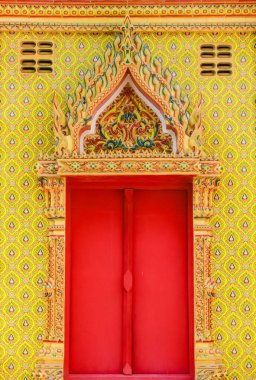 Kırmızı kapılı güzel Tayland penceresi