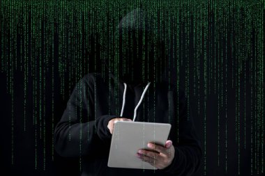 Siyah arka planda siyah başlıklı Asyalı hacker 