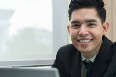 Asyalı işadamı ofiste çalışmayı düşünüyor, Tayland işçisi yarın için bir proje düşünüyor.