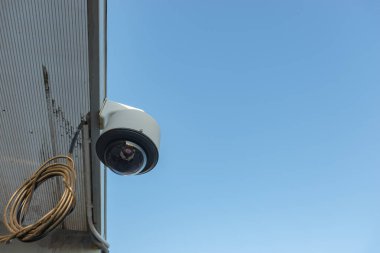 Çatıda büyük devre videosu var.