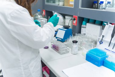 Bilim adamı deney için örnek hazırlıyor, teçhizatın test öncesi kontrol listesi, seçici odaklanma