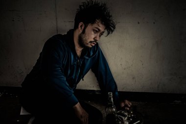 Asyalı erkekler, damarlarına eroin enjekte eden uyuşturucu bağımlılarıdır. Flakka ya da zombi ilacı tehlikeli, Tayland uyuşturucu konseptine hayır, ıssız bir yerdeki kötü adam uyuşturucuları.