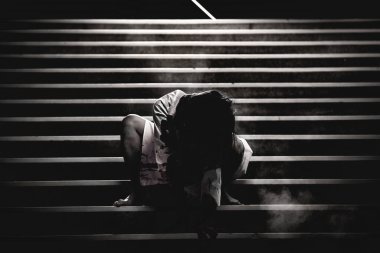 Asyalı kadın portresi hayalet yüzü, korku sahnesi, korkunç arka plan, Cadılar Bayramı posteri.